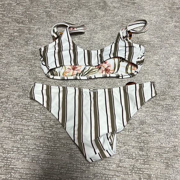 Reversible Abercrombie and fitch striped / floral bikini - Picture 2 of 3